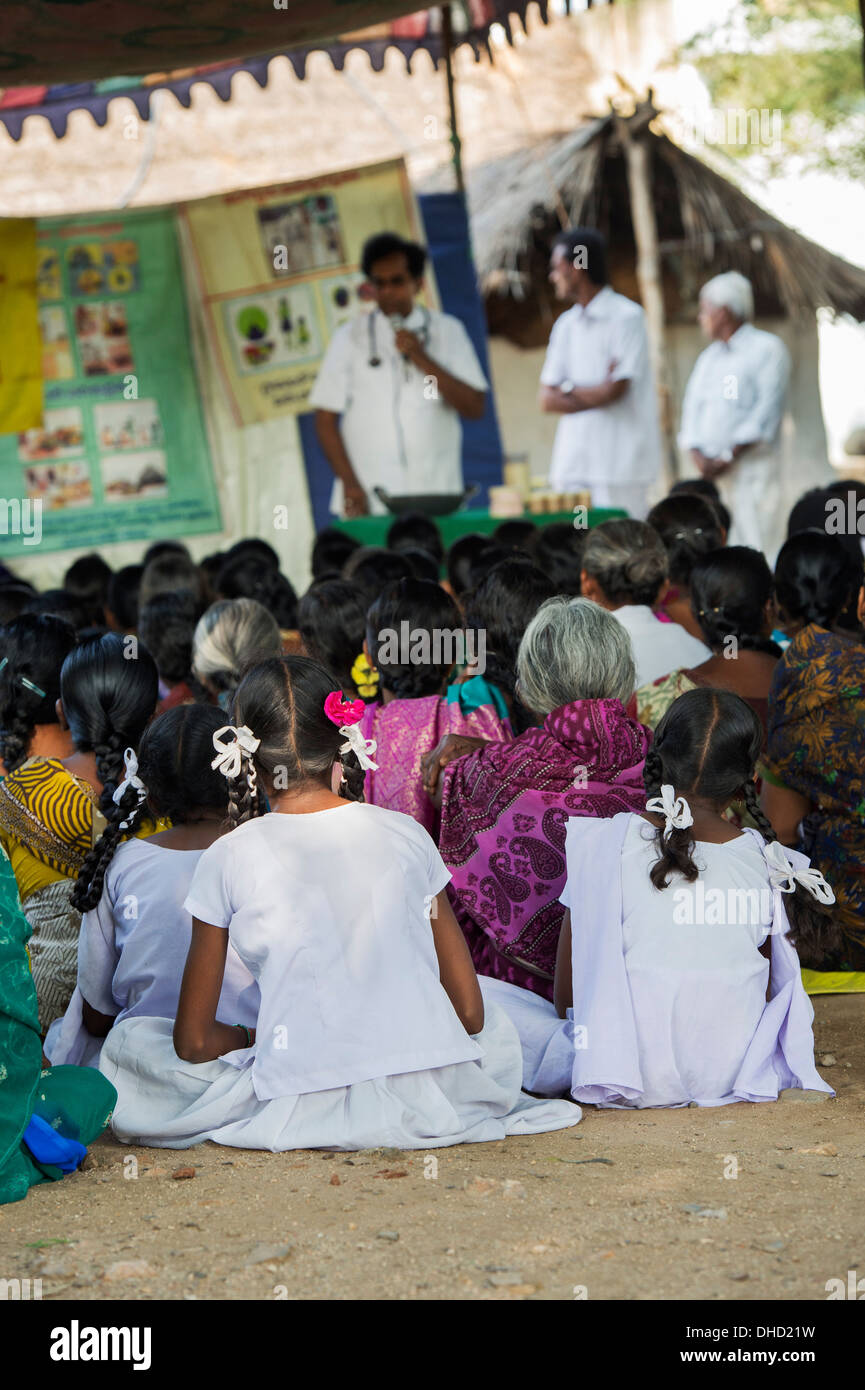 Arzt im Gespräch mit indischen Landbevölkerung geben Gesundheitswesen bei Sri Sathya Sai Baba mobile aufsuchende Klinik Service. Andhra Pradesh, Indien Stockfoto