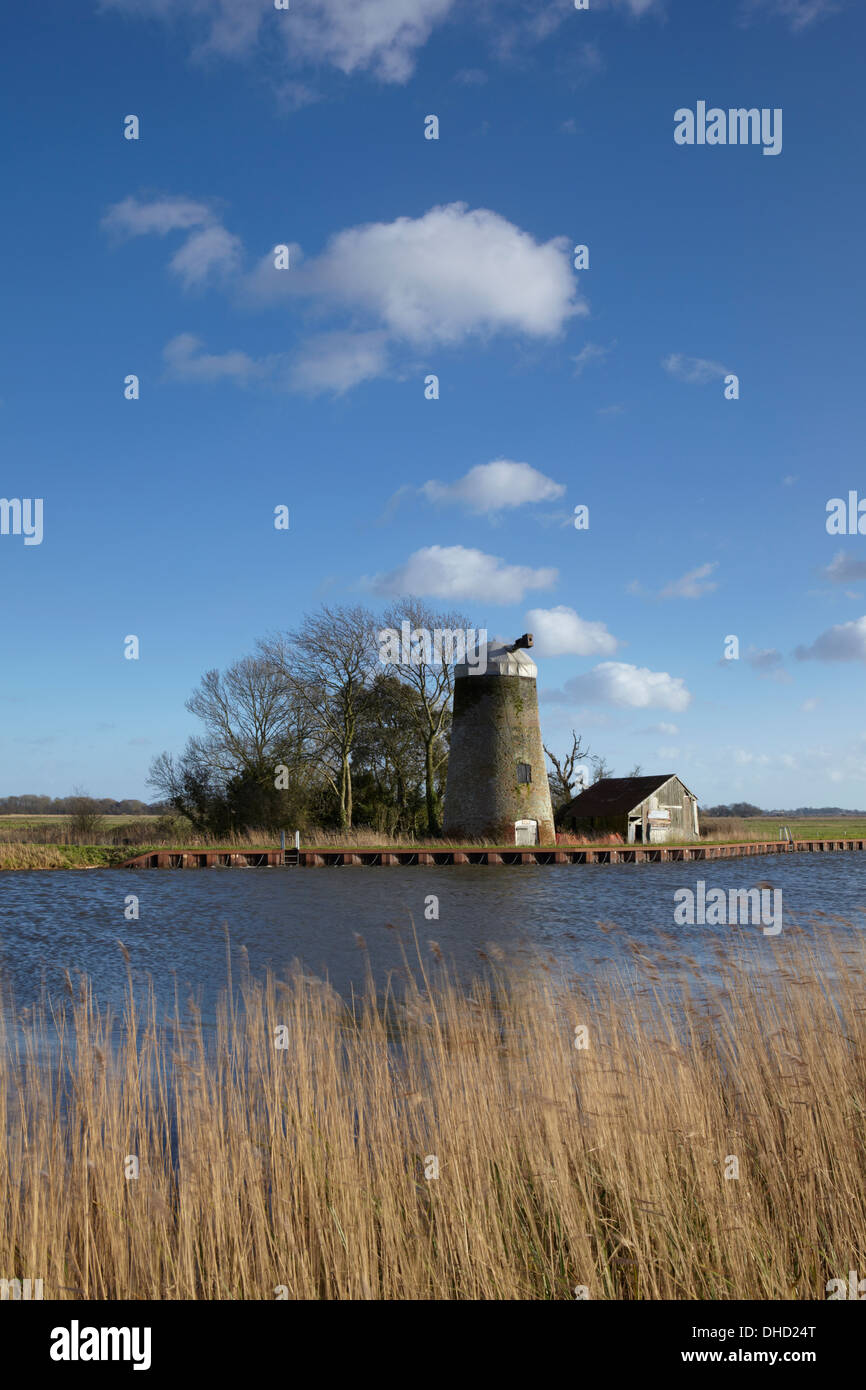 Ein Blick auf Oby Mühle neben dem Fluss Bure in den Norfolk Broads Stockfoto