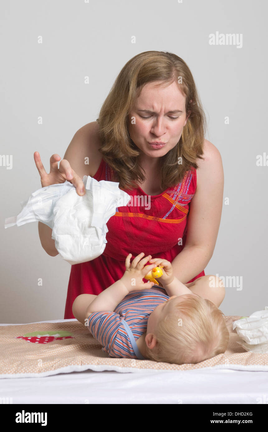 Mutter, die Windeln des Sohnes, Studio gedreht Stockfoto