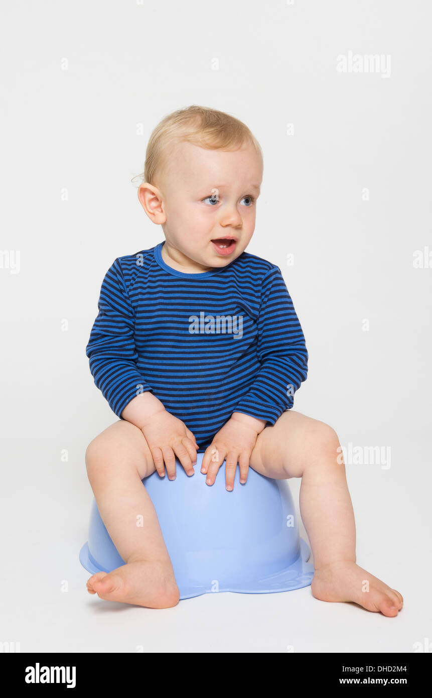 Baby Junge saß auf seinem Töpfchen, Studio gedreht Stockfoto