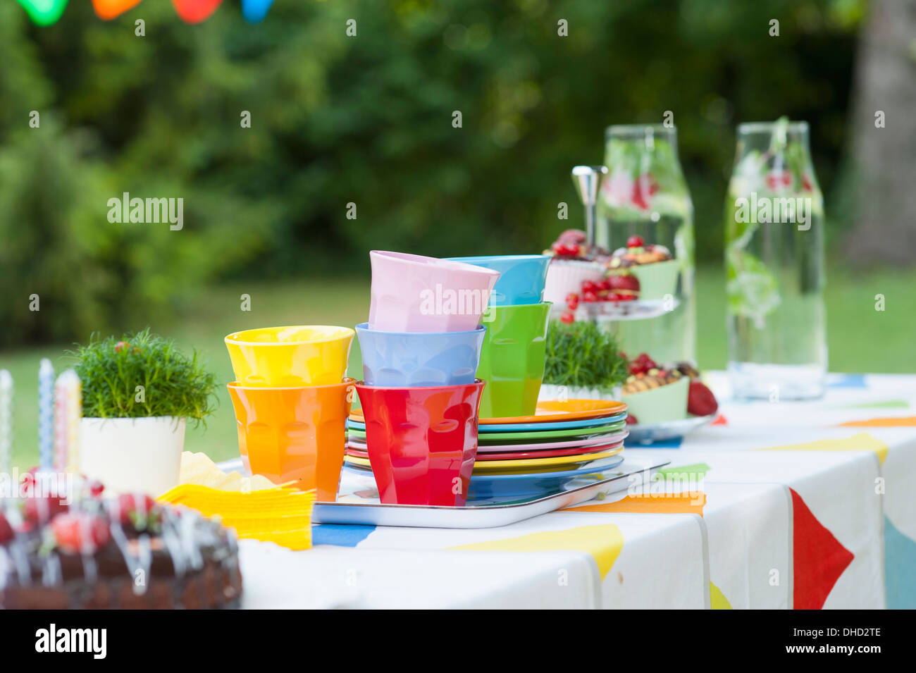 Tisch im Garten auf einer Geburtstagsfeier Stockfoto