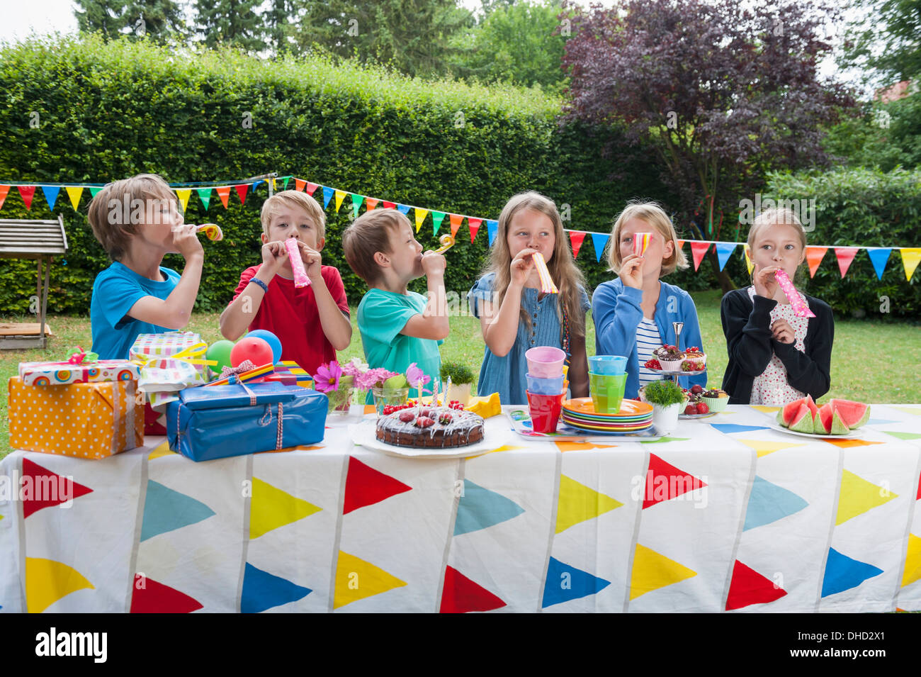 Kinder mit Partei Gebläse auf einer Geburtstagsfeier Stockfoto