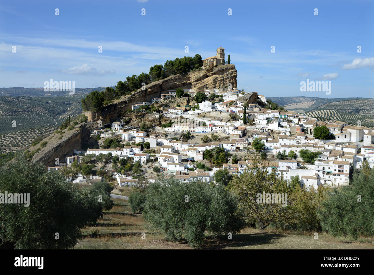 Monterfrio - sitzt eine maurische Burg auf dem Hügel der Stadt im Süden Spaniens Stockfoto