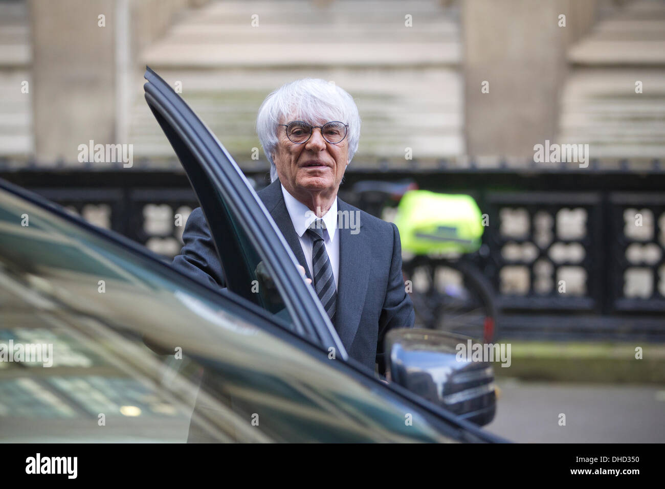 Rollen-Gebäude, High Court, London, UK. 7. November 2013.  Bild zeigt Bernie Ecclestone der Rollen-Gebäude, wo er ist, angekommen gerichteten Vorwürfe machte er korrupte Schnäppchen im Formel-1-Verkauf an die Spitze des Motorsports bleiben. Der Motorsport-Chef wird vorgeworfen, in "korrupten Vereinbarung" einzutreten. Gegen ihn wurden von einem deutschen Medienunternehmen rechtlicher Schritte unternommen. Herr Ecclestone sagt dem Anspruch "fehlt jede Verdienst" und bestreitet Verschwörung. Bildnachweis: Jeff Gilbert/Alamy Live-Nachrichten Stockfoto