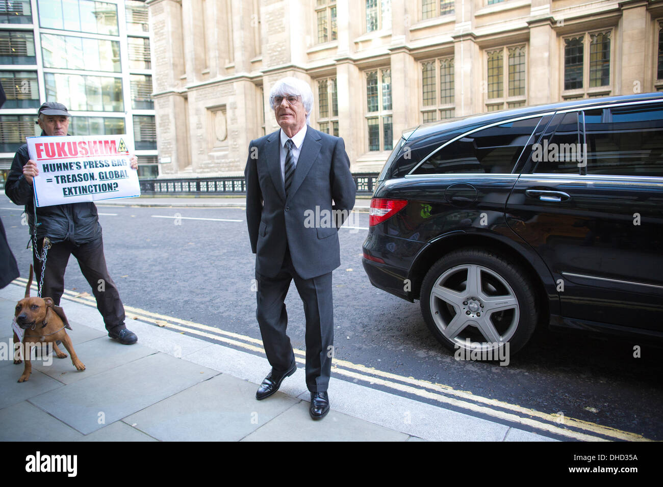 Rollen-Gebäude, High Court, London, UK. 7. November 2013.  Bild zeigt Bernie Ecclestone der Rollen-Gebäude, wo er ist, angekommen gerichteten Vorwürfe machte er korrupte Schnäppchen im Formel-1-Verkauf an die Spitze des Motorsports bleiben. Der Motorsport-Chef wird vorgeworfen, in "korrupten Vereinbarung" einzutreten. Gegen ihn wurden von einem deutschen Medienunternehmen rechtlicher Schritte unternommen. Herr Ecclestone sagt dem Anspruch "fehlt jede Verdienst" und bestreitet Verschwörung. Bildnachweis: Jeff Gilbert/Alamy Live-Nachrichten Stockfoto