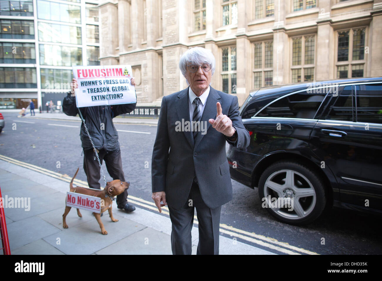 Rollen-Gebäude, High Court, London, UK. 7. November 2013.  Bild zeigt Bernie Ecclestone der Rollen-Gebäude, wo er ist, angekommen gerichteten Vorwürfe machte er korrupte Schnäppchen im Formel-1-Verkauf an die Spitze des Motorsports bleiben. Der Motorsport-Chef wird vorgeworfen, in "korrupten Vereinbarung" einzutreten. Gegen ihn wurden von einem deutschen Medienunternehmen rechtlicher Schritte unternommen. Herr Ecclestone sagt dem Anspruch "fehlt jede Verdienst" und bestreitet Verschwörung. Bildnachweis: Jeff Gilbert/Alamy Live-Nachrichten Stockfoto