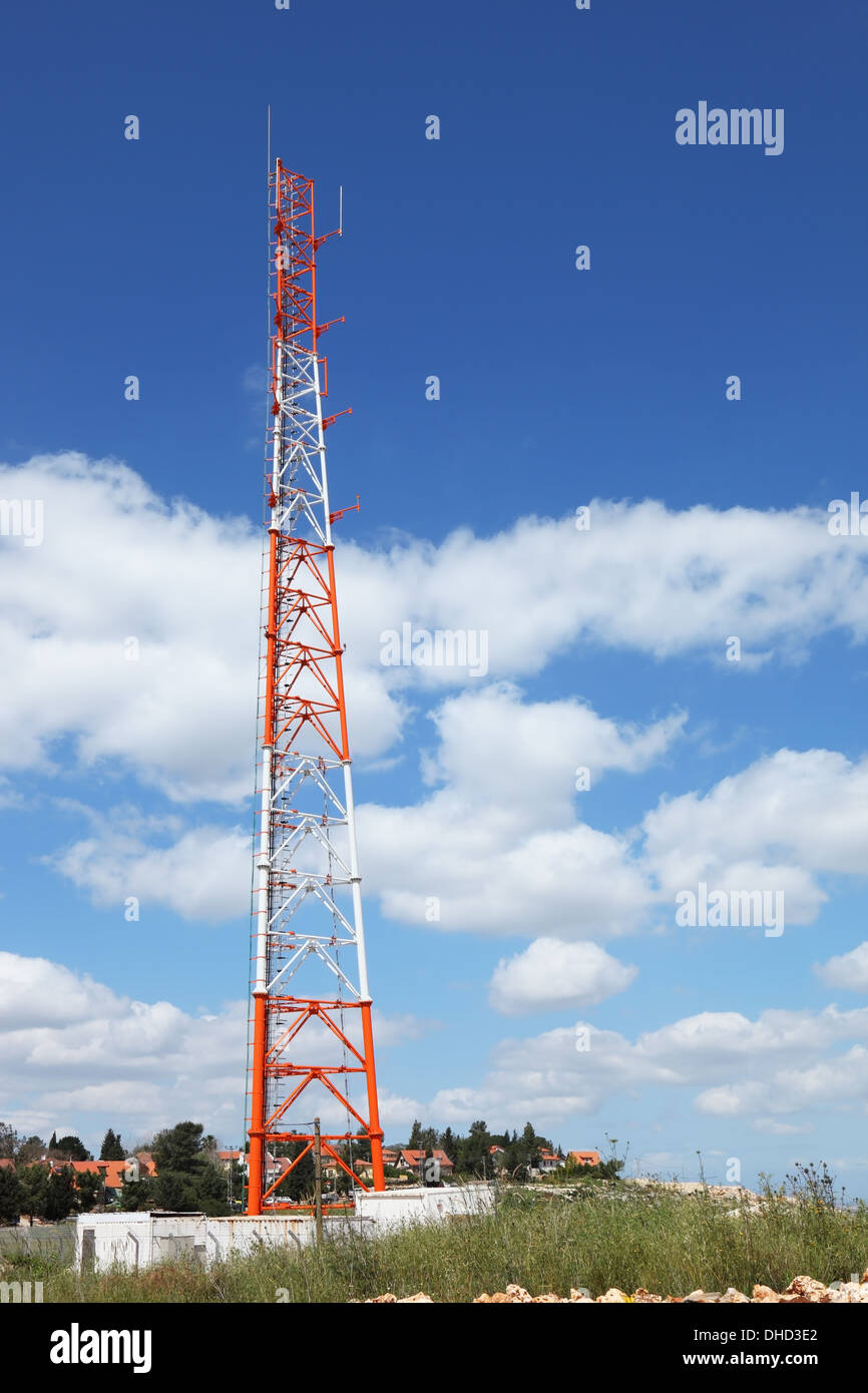 Rot-weißer Antennenmast Stockfoto