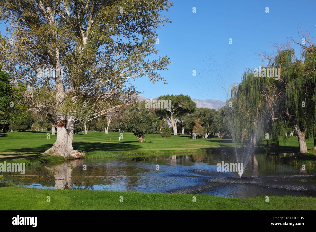 Ein Brunnen auf dem Golfplatz Stockfoto