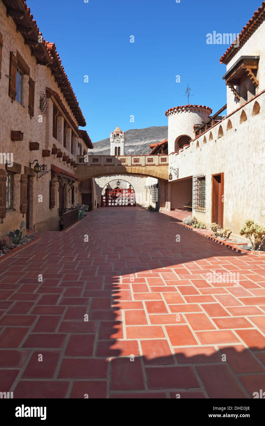 . Der Innenhof mit rotem Marmor gepflastert Stockfoto