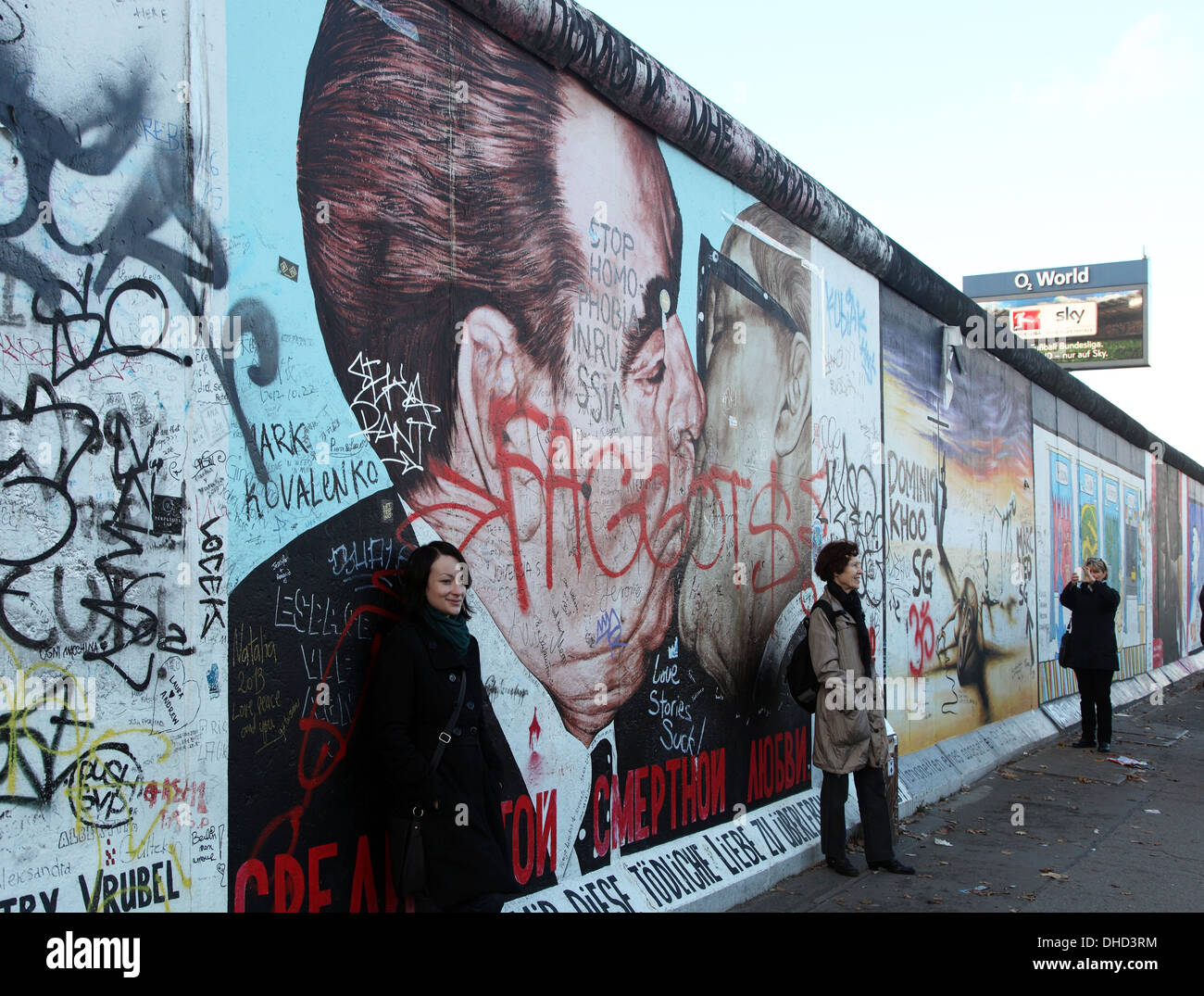 Touristen darstellen von Dmitri Vrubel Bruderkuss Malerei zeigt Breznv und Erich Honecker küssen auf der Galeere Ost-Berlin Wand Stockfoto