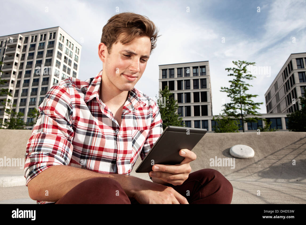 Deutschland, Bayern, München, junger Mann mit e-Book im freien Stockfoto