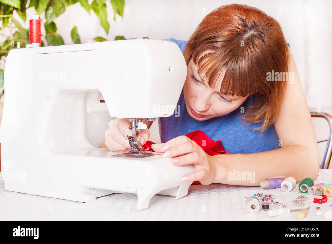 Arbeiten von zu Hause, ein Schneider bei der Arbeit. Stockfoto