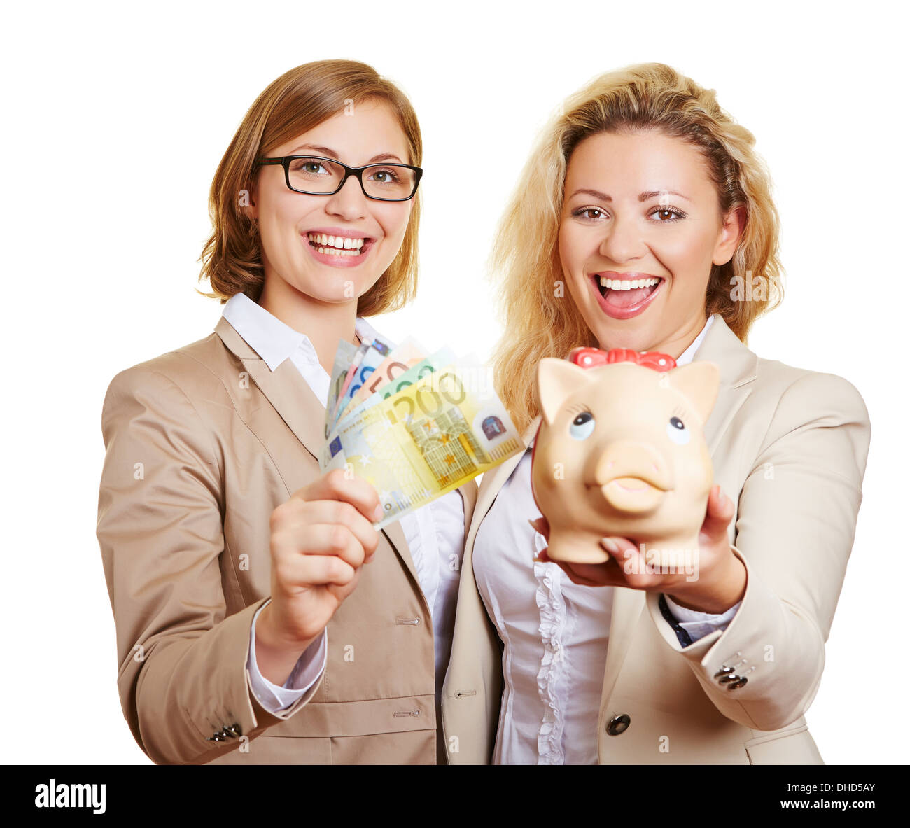 Zwei Geschäftsfrauen mit Sparschwein und Banknoten Stockfoto