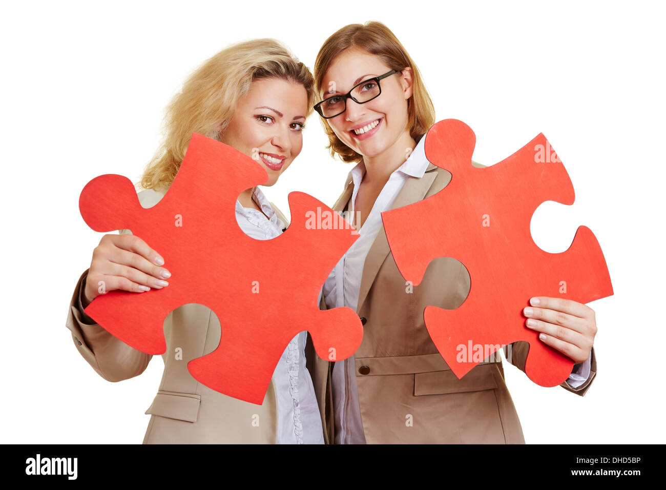 Unternehmerinnen mit roten Puzzleteile Stockfoto