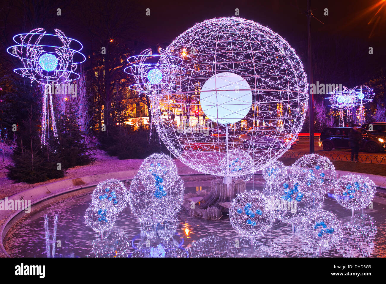 Weihnachtsdekorationen entlang der Champs-Elysees in Paris. Stockfoto