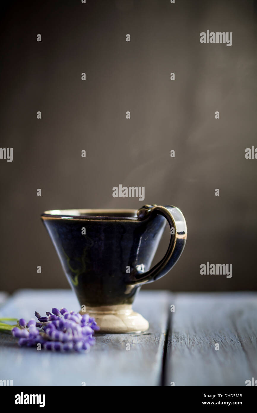 Kaffeetasse auf Tisch mit Hyacith Blume Stockfoto