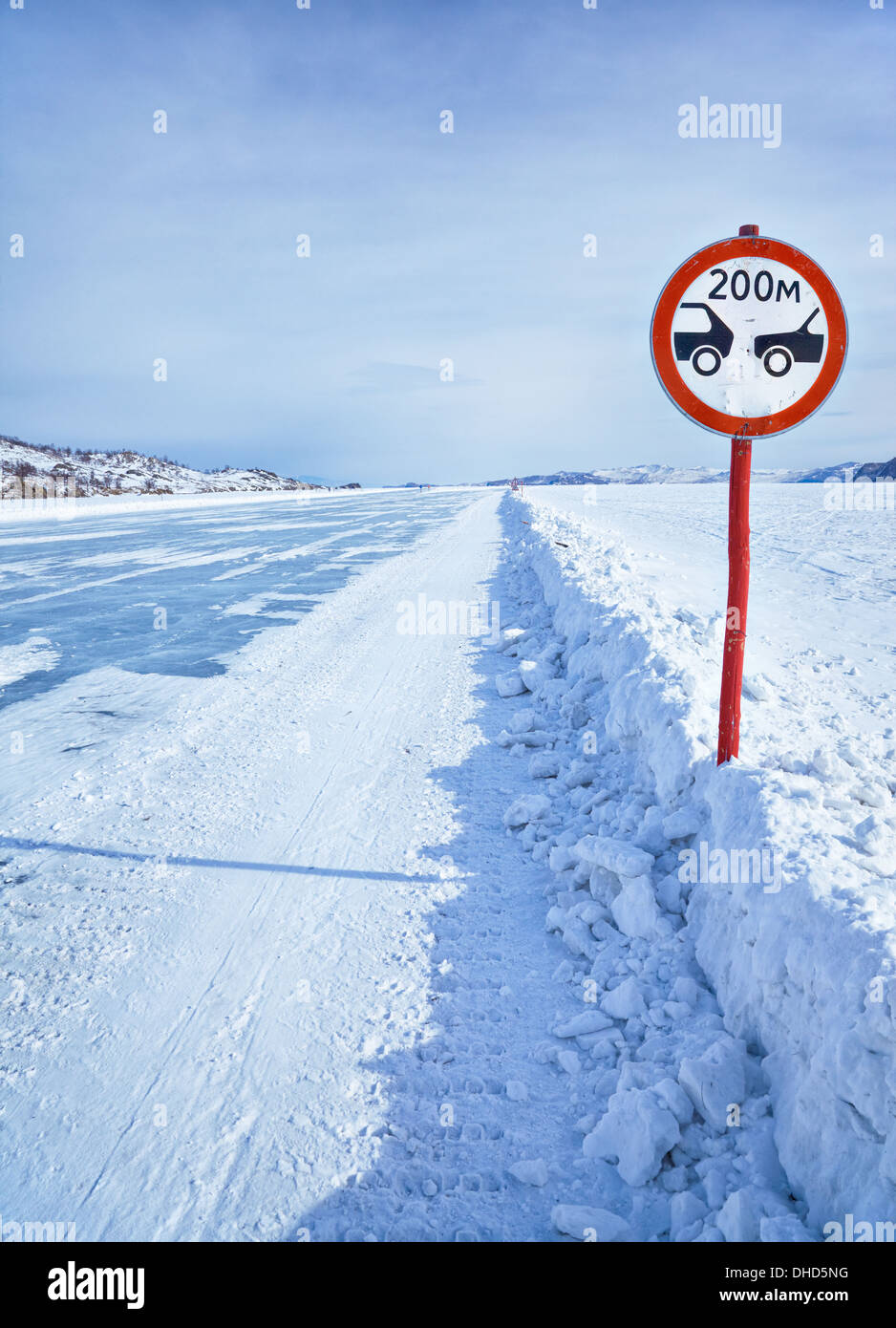 Verkehr auf dem Baikal Eis zu unterzeichnen Stockfoto