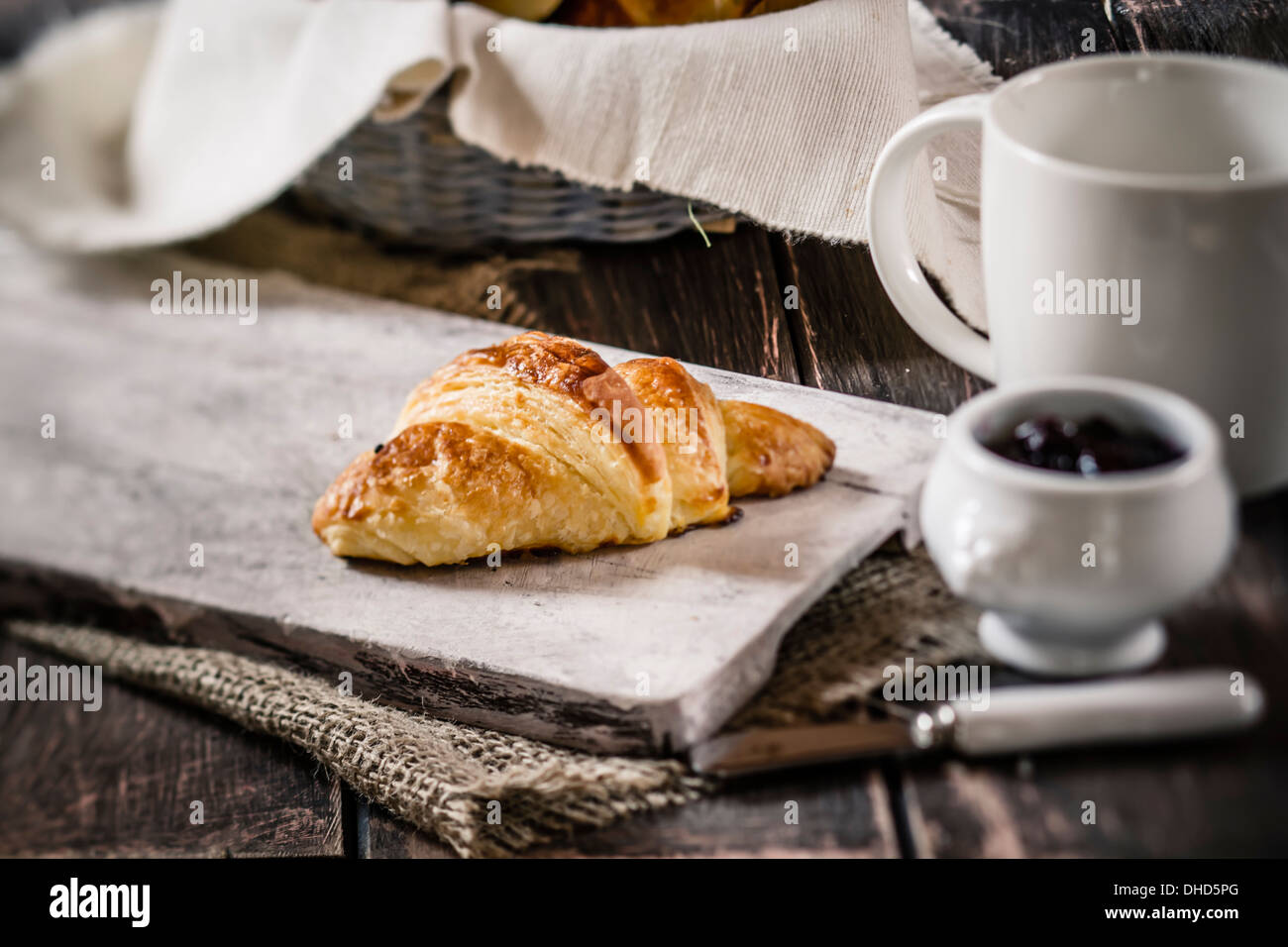 Croissants und Marmelade auf Holztisch, Studio gedreht Stockfoto