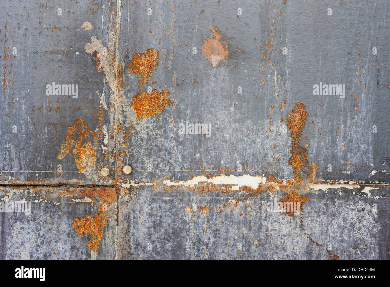 Stahlblech mit Rostfugen und Flecken, die ein abstraktes Bild mit vielen Farben bilden Stockfoto
