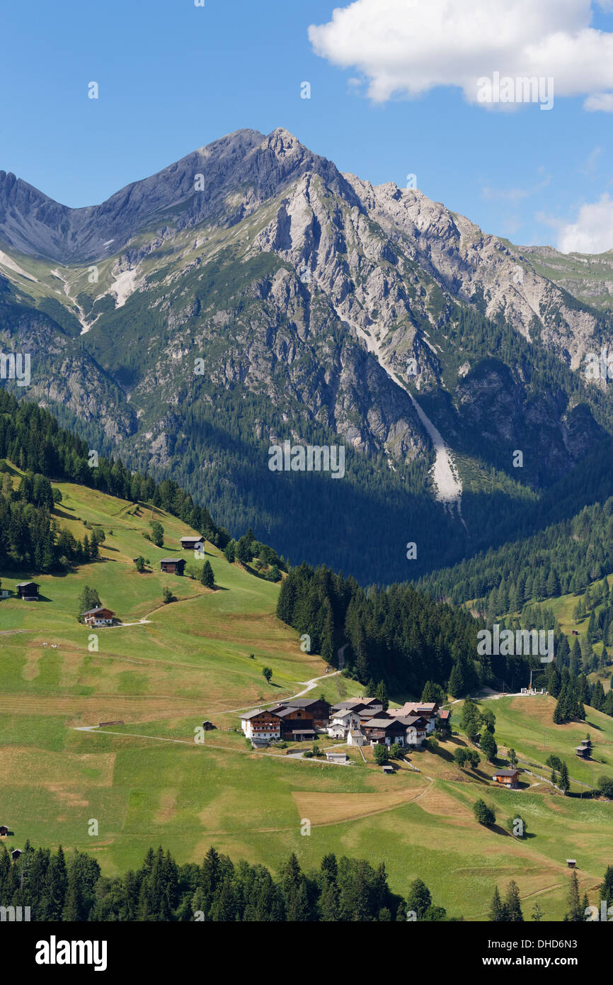 Österreich, Kärnten, Karnische Alpen, Lesachtal, Dorf Xaverlberg, im Hintergrund Lienzer Dolomiten Stockfoto