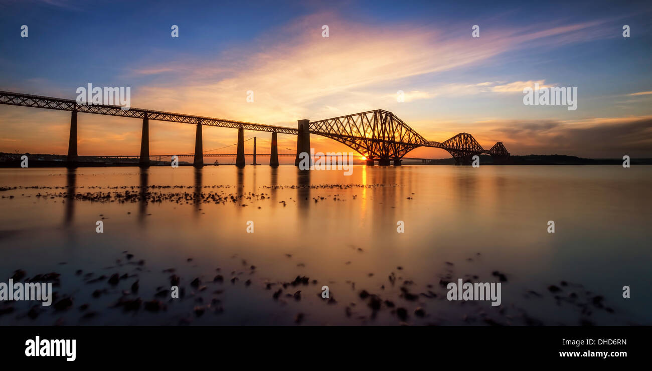 UK, Schottland, West Wemyss, Forth Rail Straßenbrücken Stockfoto