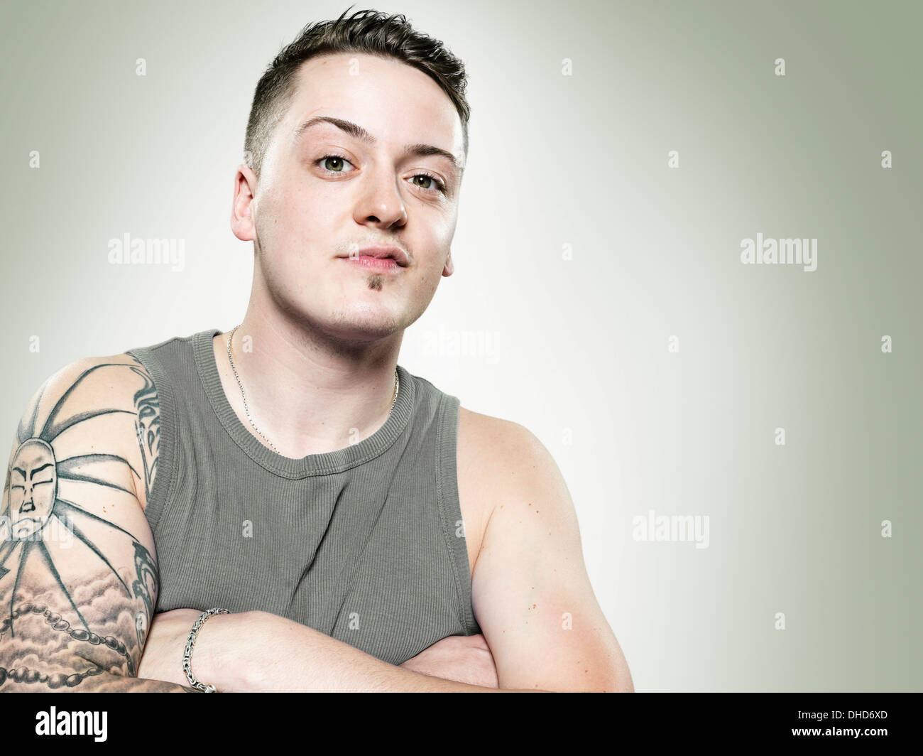 Porträt des jungen Mannes mit Tattoo auf seinem rechten Oberarm, Studio gedreht Stockfoto