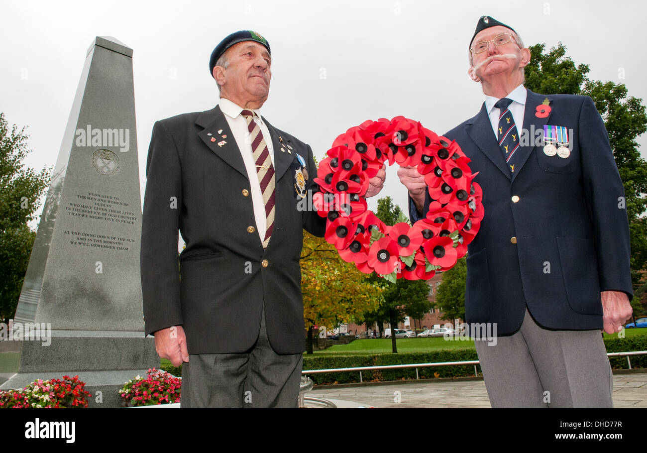 Zwei Veteranen des zweiten Weltkrieges stehen Aufmerksamkeit hält einen Kranz der Royal British Legion Mohn neben einem Kriegerdenkmal Dudley Stockfoto