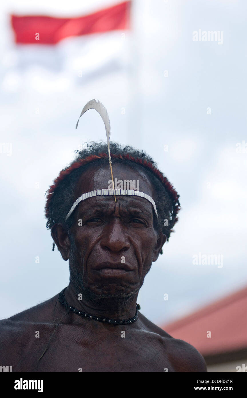 Ein indigenes Volk von Papua mit roten und weißen indonesischen Flagge Stockfoto