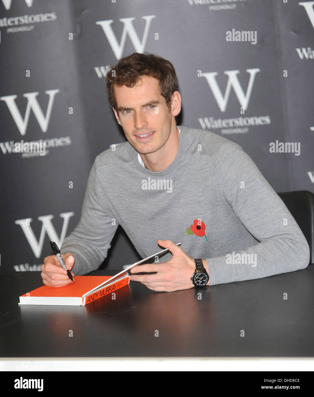 London, UK. 6. November 2013. Andy Murray signiert sein Buch "Seventy-Seven: mein Weg zu Wimbledon Herrlichkeit" bei Waterstones, Piccadilly am 6. November 2013 © Brian Jordan/Alamy Live News Stockfoto