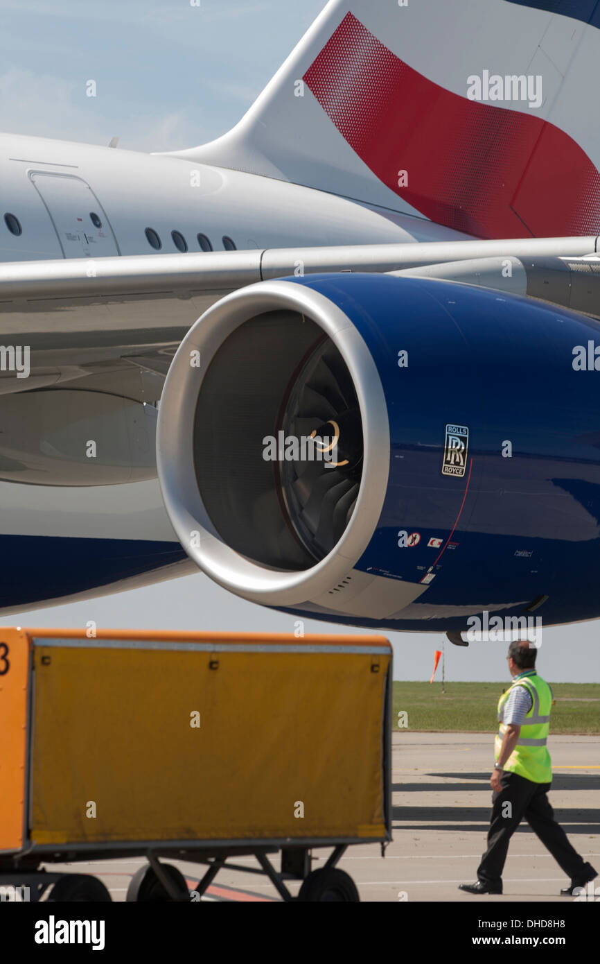 Airbus A380 mit British Airways Livree auf der Piste mit Bodenpersonal und Gepäck bei Manston