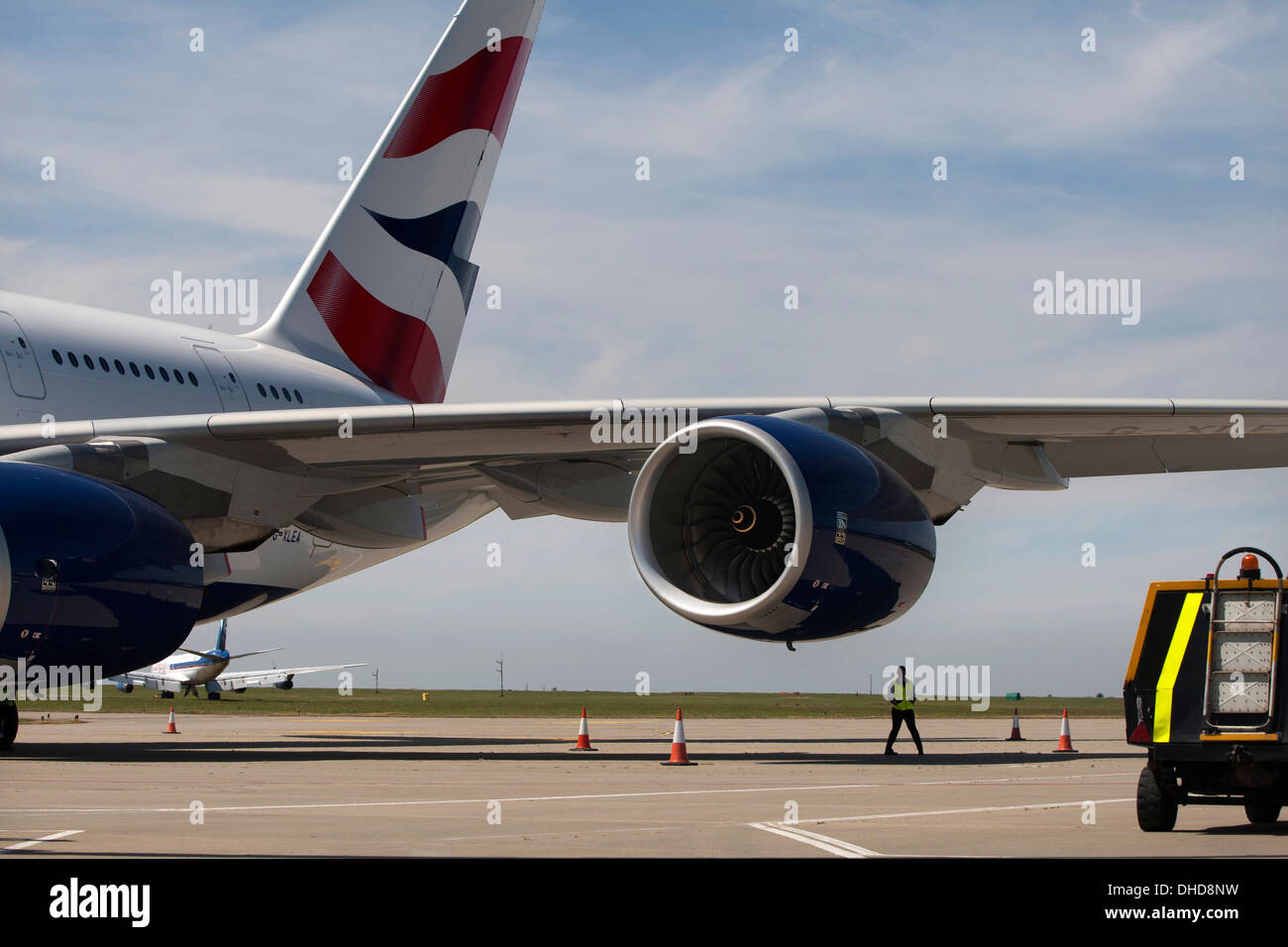 Airbus A380 mit British Airways Livree auf der Piste mit Bodenpersonal und Gepäck bei Manston