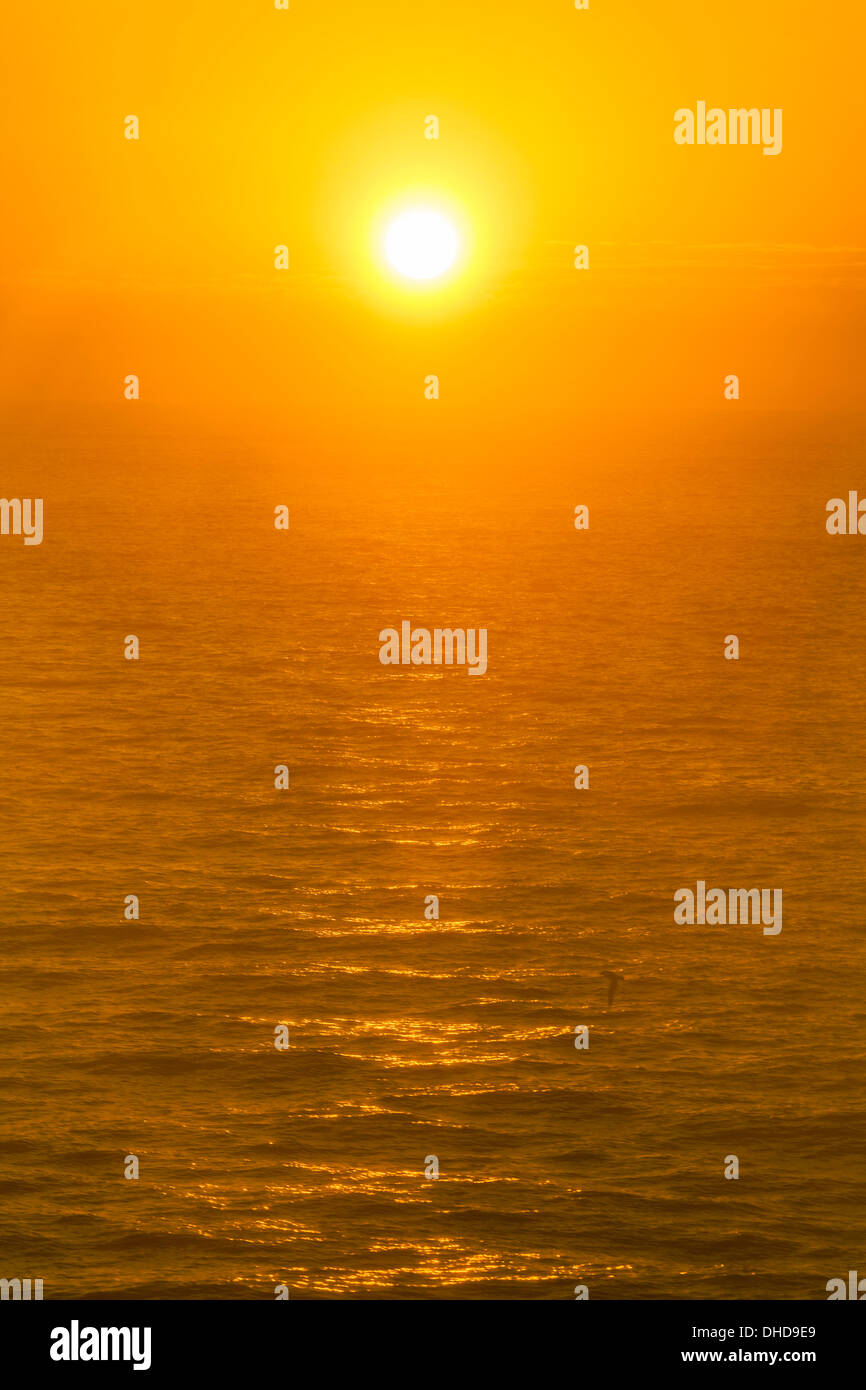 Goldener Sonnenuntergang über Meer in Spanien. Stockfoto