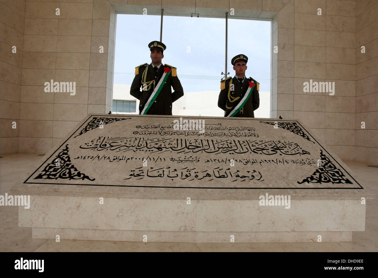 Ramallah, Westjordanland, Palästinensische Gebiete. 7. November 2013. Palästinensischen Präsidenten Wachen stehen neben dem Grab des verstorbenen palästinensischen Führer Yasser Arafat in der Westbank-Stadt Ramallah 7. November 2013. Schweizer Wissenschaftler haben festgestellt, dass Arafat vermutlich starb von Polonium-Vergiftung laut einen Text über ihre Erkenntnisse von Al-Jazeera Fernsehen am 6. November veröffentlicht © Issam Rimawi/APA Images/ZUMAPRESS.com/Alamy Live News Stockfoto