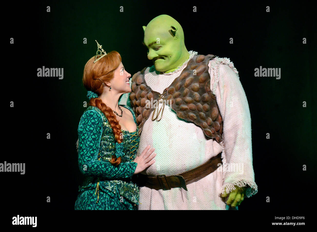 Dusseldorf Deutschland 7 November 2013 Der Kunstler Frank Winkels Gekleidet Wie Shrek Und Jana Stelley Wie Fiona Posieren Auf Der Buhne Beim Casting Fur Die Musikalische Shrek Im Capitol Theater In Dusseldorf