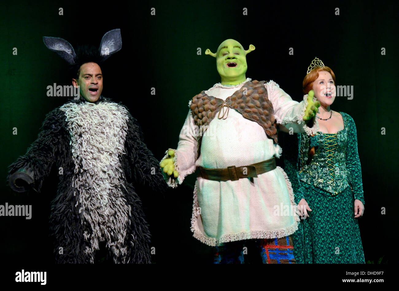 Dusseldorf Deutschland 7 November 2013 Als Fiona Posieren Auf Der Buhne Beim Casting Fur Die Musikalische Shrek Im Capitol Theater In Dusseldorf 7 November 2013 Gekleidet Wie Ein Esel Frank Winkels Als