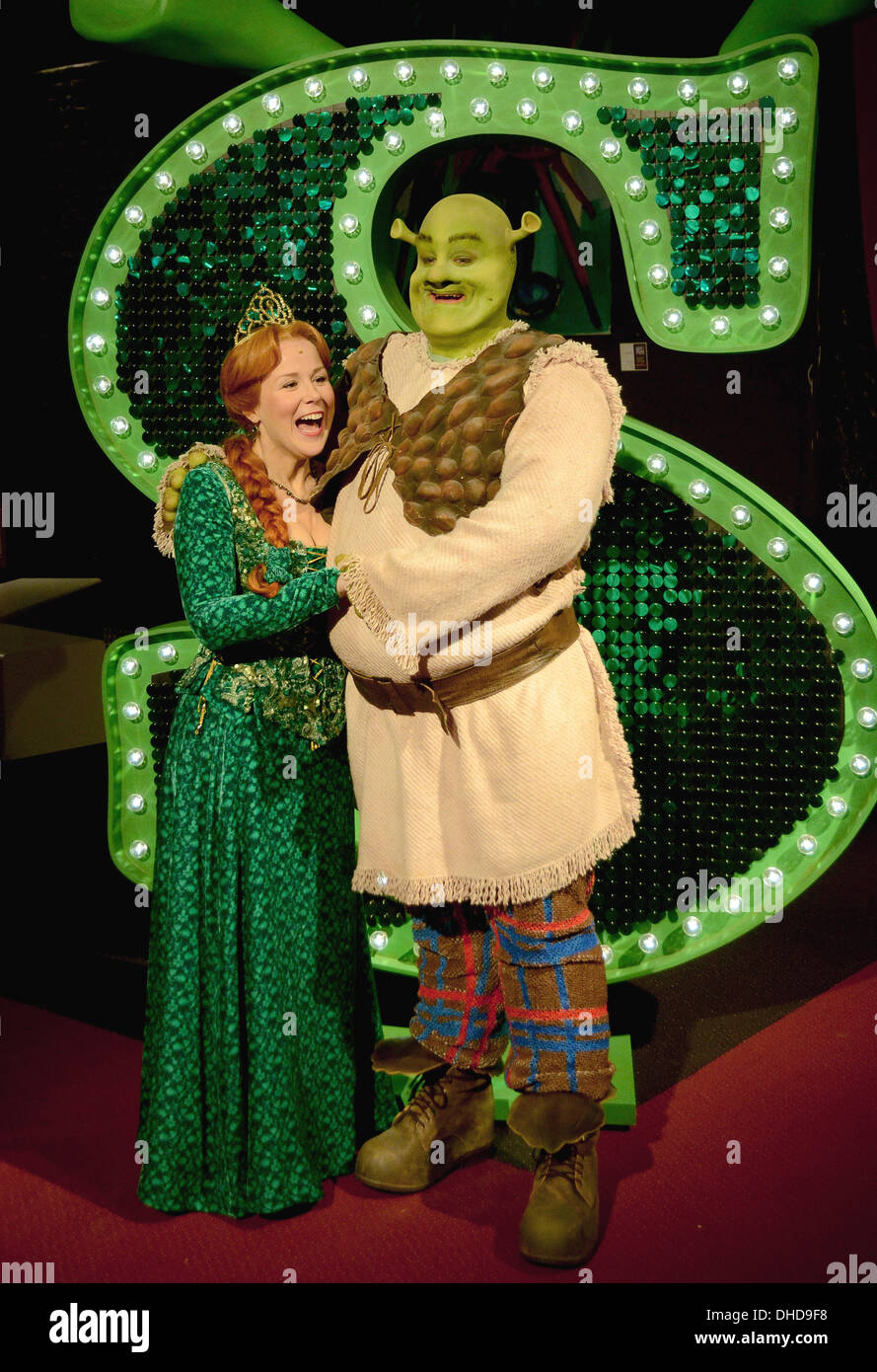 Düsseldorf, Deutschland. 7. November 2013. Der Künstler Frank Winkels gekleidet wie Shrek und Jana Stelley wie Fiona beim Casting für die musikalische "Shrek" im Capitol Theater in Düsseldorf, 7. November 2013 darstellen. Der Held Shrek und seine Prinzessin Fiona fasziniert ein Millionenpublikum in die Kinos weltweit. Im Oktober 2014 feiert das Musical im Capitol Theater in Düsseldorf Premiere. Foto: HORST OSSINGER, Dpa/Alamy Live-Nachrichten Stockfoto