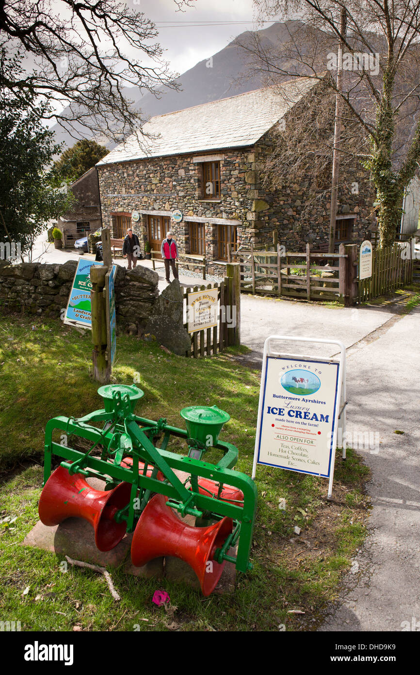 UK, Cumbria, Lake District, Buttermere, alte Landmaschinen außerhalb Syke House Farm Stockfoto