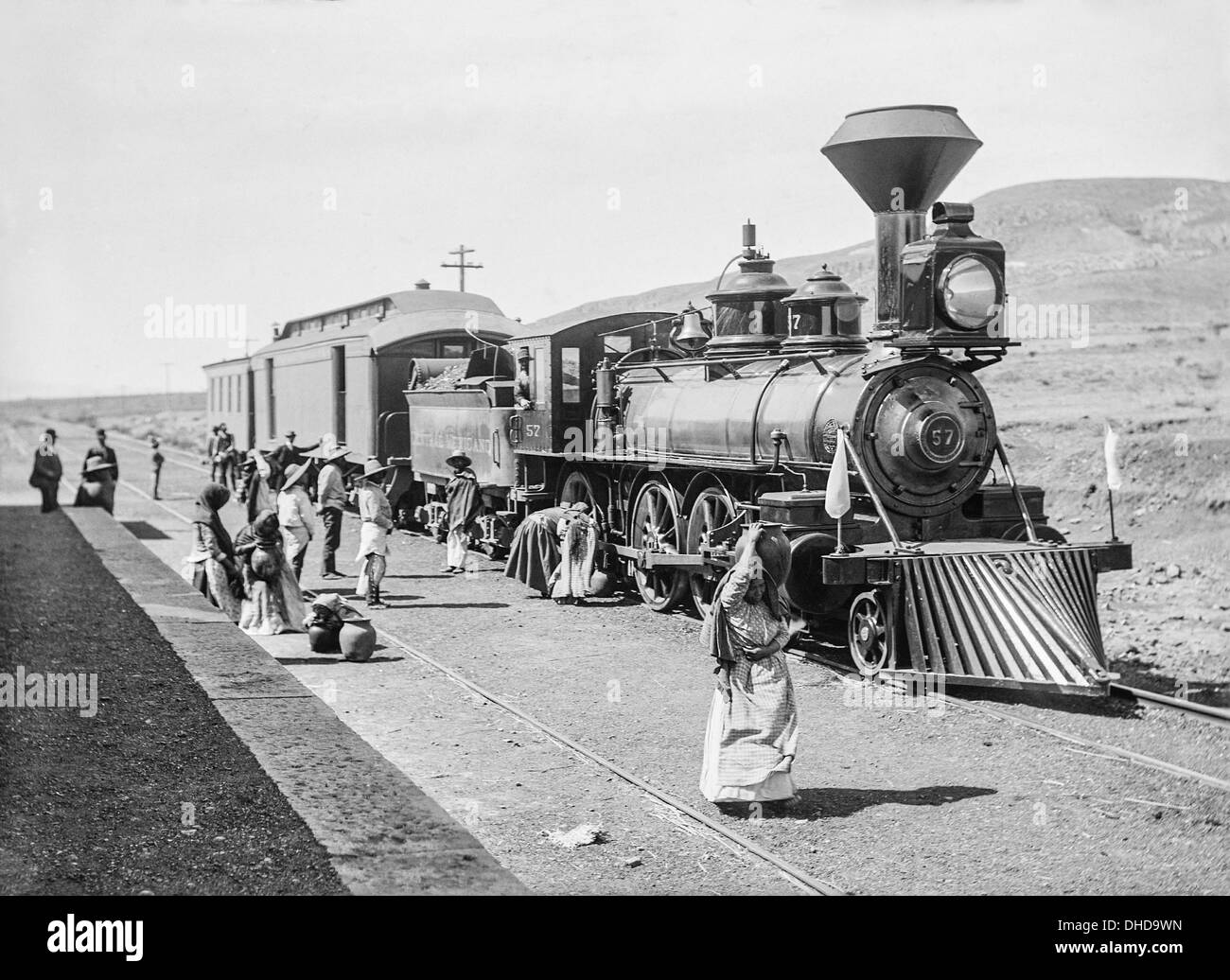 Mexikanische Central Railway (Ferrocarril Central Mexicano) 2-6-0 Porter, Mogul Lokomotive und Tender, Nummer 57 am Bahnhof um 1890. Stockfoto