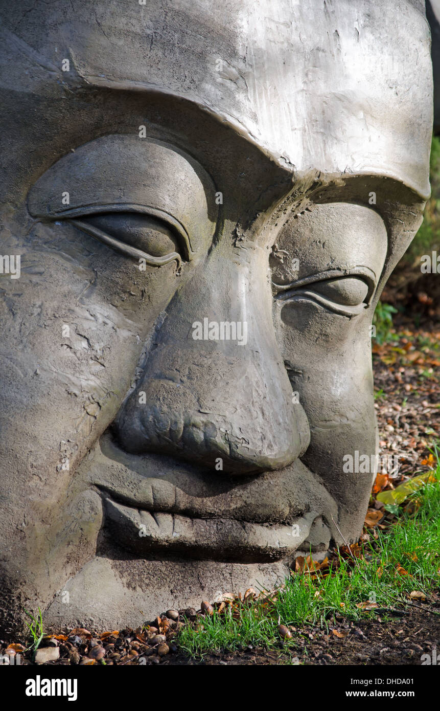 Kopf-Statue aus Stein gehauen Stockfoto