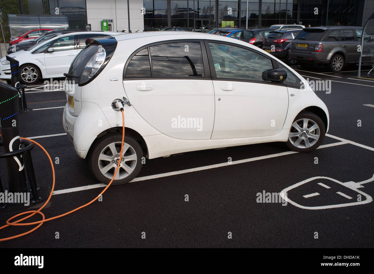 Punkt auf einem Supermarkt-Parkplatz Ladestation für Elektroautos Stockfoto