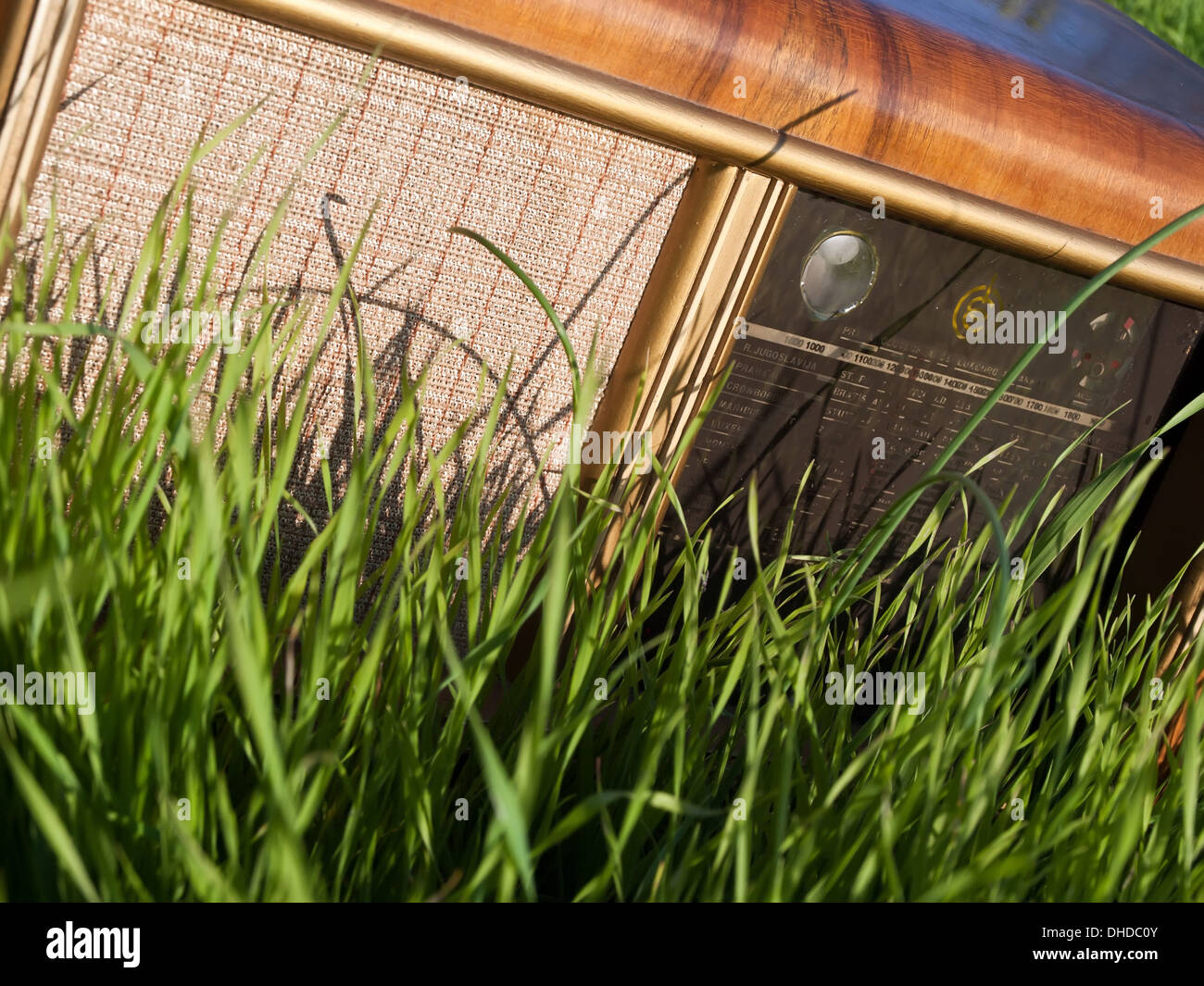 Vintage Radio-Empfänger in Grasgrün Stockfoto