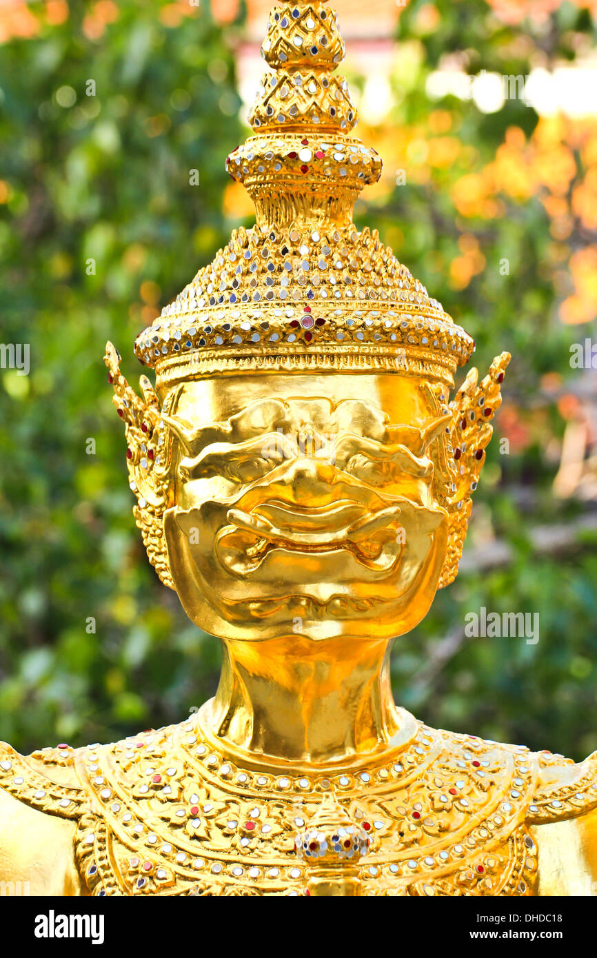 Goldene Statue im Wat Phra Keao im Grand Palace in Bangkok Thailand Stockfoto