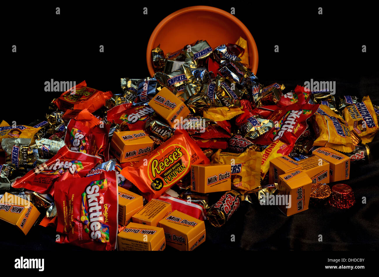 Halloween-Süßigkeiten aus Schüssel fallen Stockfoto