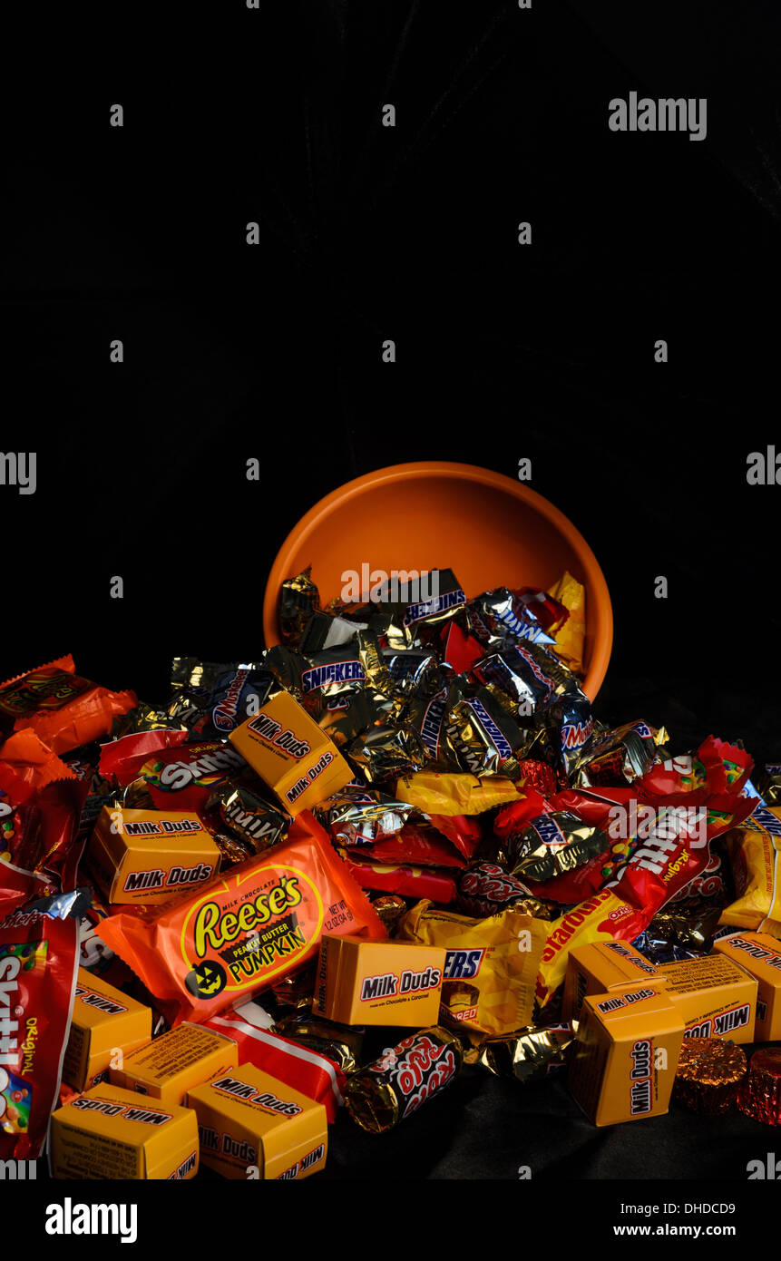 Halloween-Süßigkeiten aus Schüssel fallen Stockfoto
