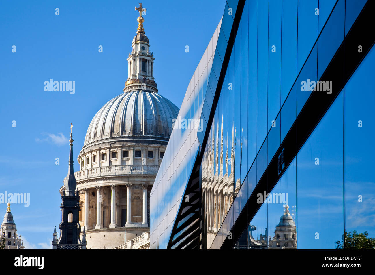 St. Pauls Cathedral und einer ändern neue Shopping Centre, London, England Stockfoto