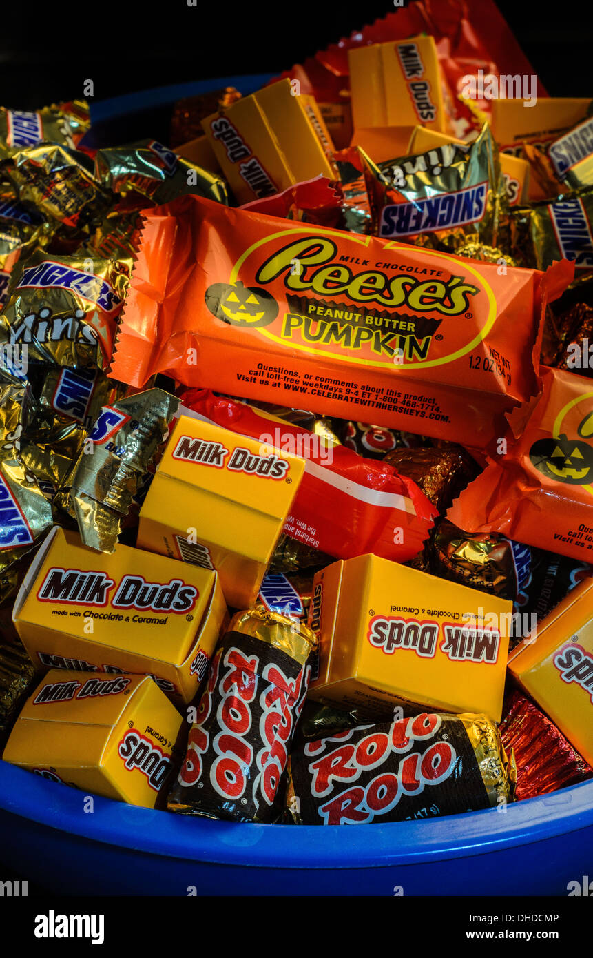 Schüssel mit Halloween Süßigkeiten Stockfoto