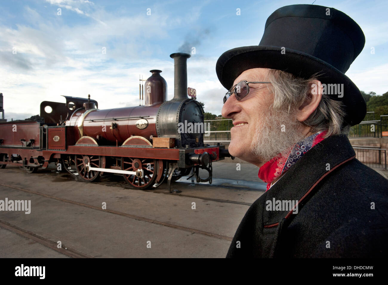 Ein Zeitraum gekleidete Fahrer Alan Middleton einen Top Hut durch seine Dampf Lok Furness Railway Nummer 20, Britains älteste funktionierende Normalspur Dampflokomotive im National Railway Museum, Shildon. Stockfoto