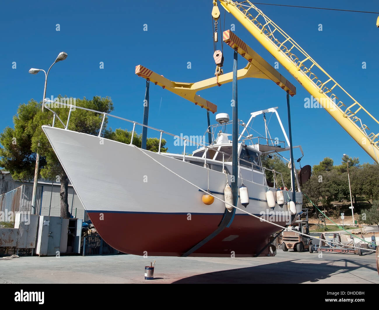 Angelboot/Fischerboot nach der Reparatur auf Kran Stockfoto