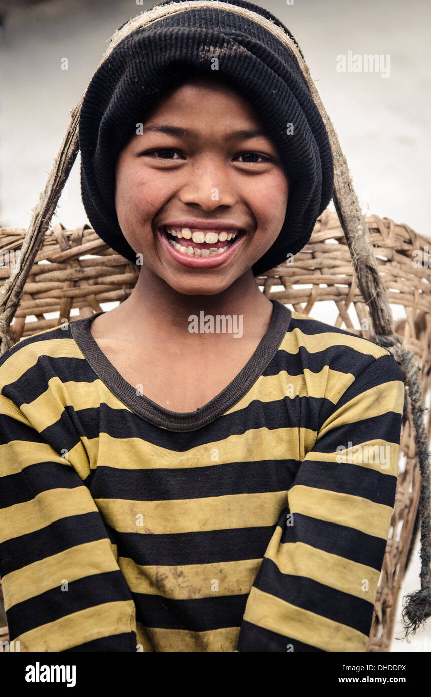 Ein Junge mit einem Doko (Kopf Korb), Tolka, Annapurna Conservation Area, Nepal, Asien Stockfoto