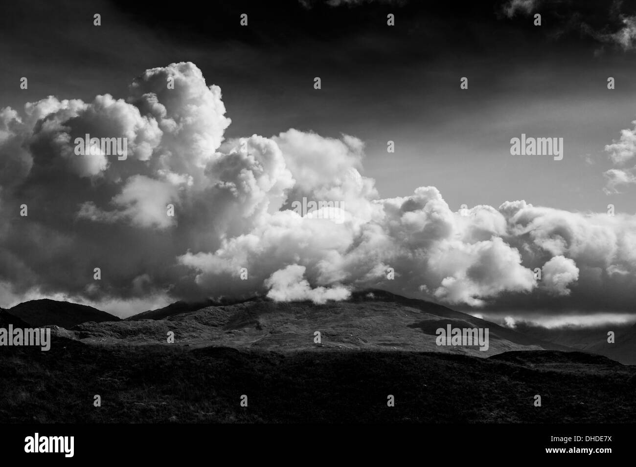 Beeindruckenden Gewitterwolken Rollen über der Spitze eines Hügels Stockfoto